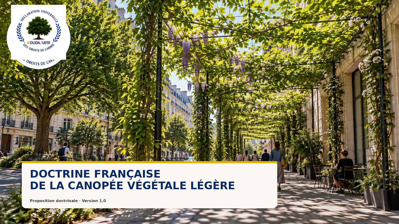 Canopée végétale légère de plantes grimpantes ombrageant un espace urbain, avec arbre mature et logo de la Déclaration universelle des droits de l’Arbre.